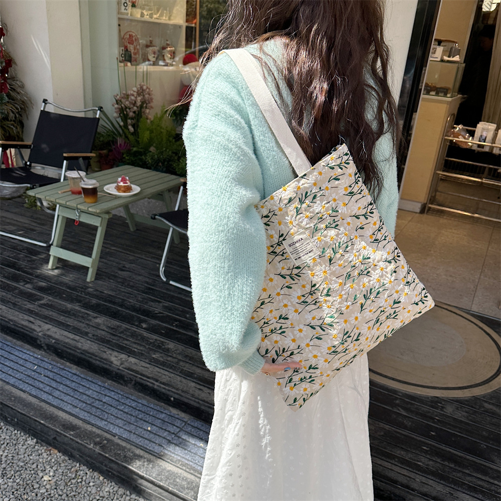 43204 Spring/Summer Fresh and simple three-dimensional Daisy single-shoulder canvas bag, shopping bag for shopping, school bag and commuting bag Application Scenario