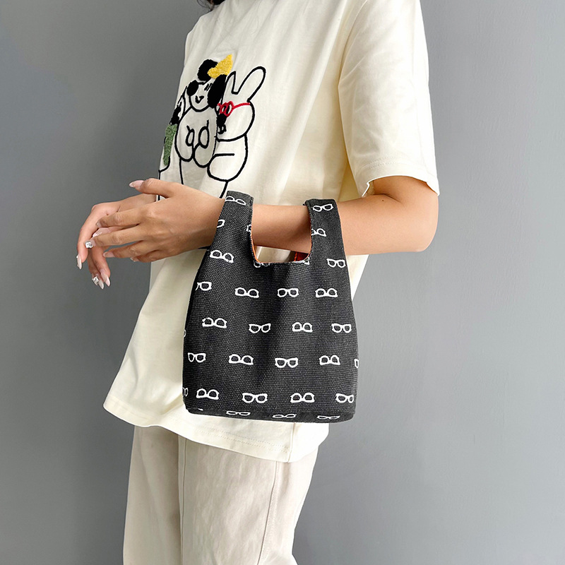 2025 New canvas handbag, a popular female cartoon bucket bag, versatile for Japan and South Korea, and an ins hand-held tote lunch box bag details Picture