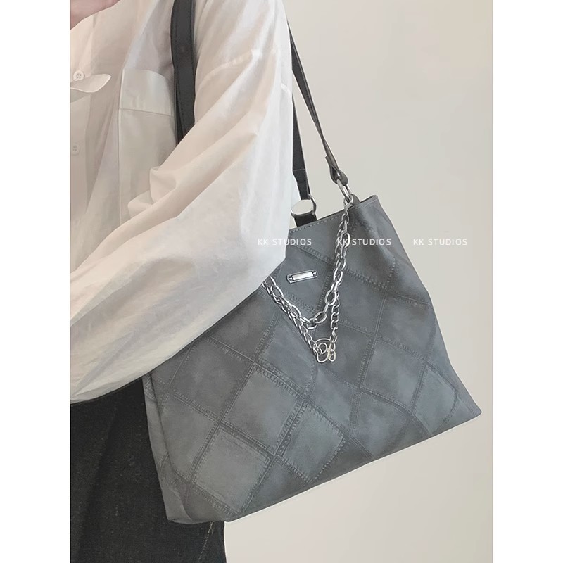 Diamond-shaped commuter bag for women 2023, a trendy and retro diamond-shaped tote bag, a large-capacity single-shoulder bag for students' classes Application Scenario