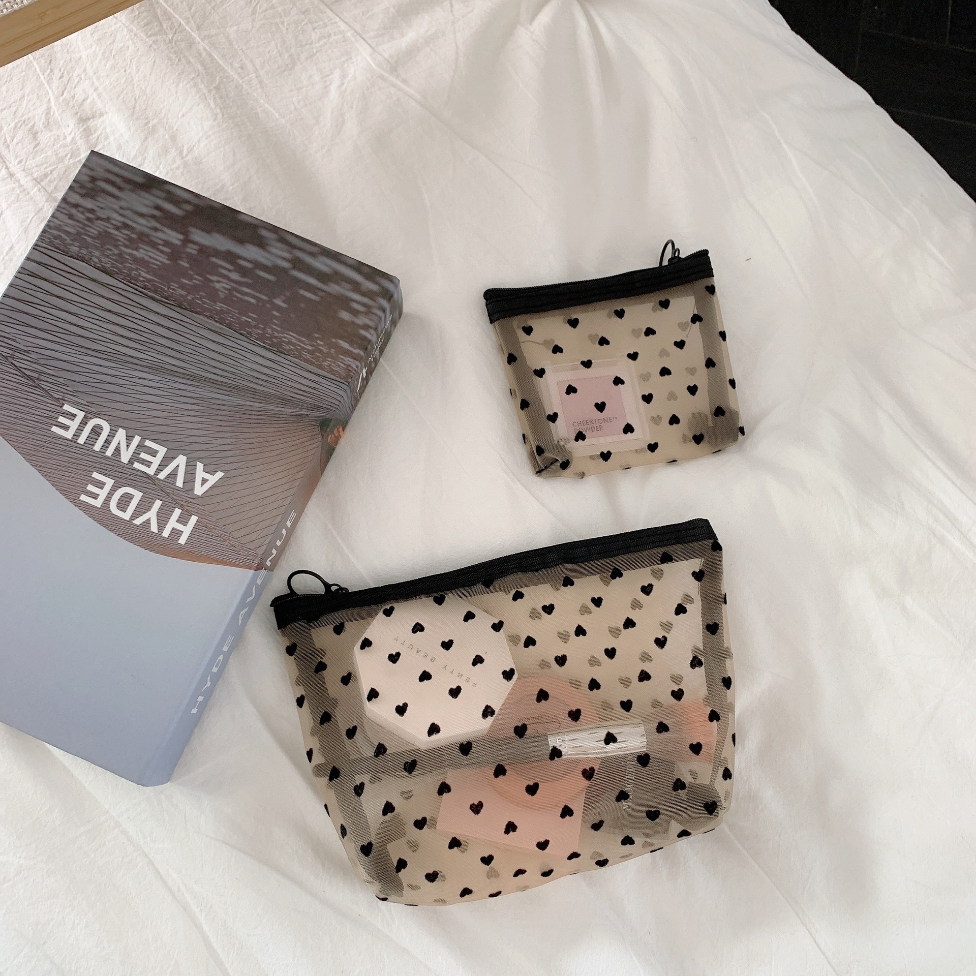 22231 ins heart-shaped transparent mesh makeup bag, large capacity, portable storage, toiletry bag, stationery bag details Picture