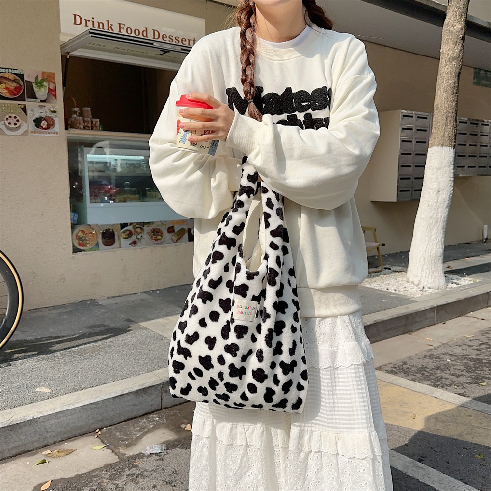 311201 Cute plush cow pattern bag Autumn and winter large-capacity canvas vest bag for girls' class winter handbag Application Scenario