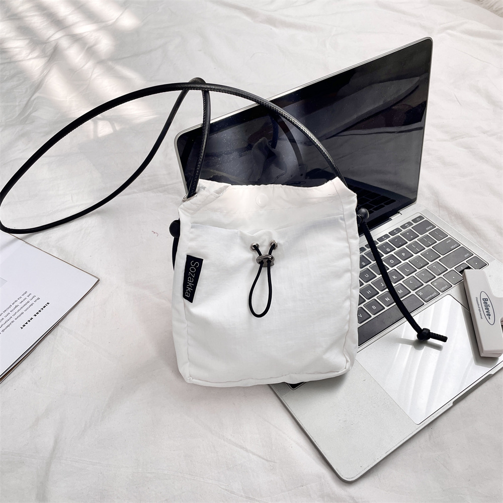53192 Niche crossbody bag, solid color, Japanese and Korean artistic single-shoulder crossbody bag, lightweight phone bag, sporty and casual bag Item Picture