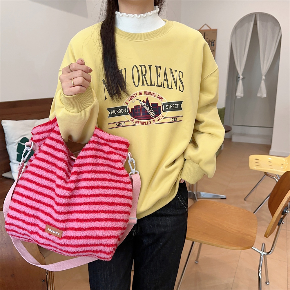 312181 Korean retro autumn and winter fashion striped fluffy student handbag, large-capacity single-shoulder crossbody bag Application Scenario