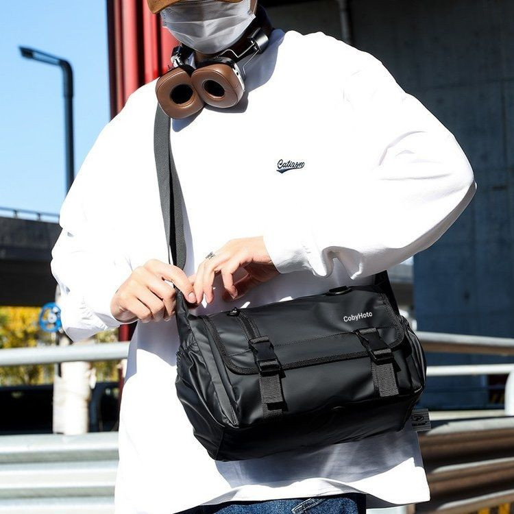 2025 New Japanese-style simple and functional single-shoulder bag, casual men's crossbody bag, fashionable and versatile, large-capacity messenger bag Application Scenario