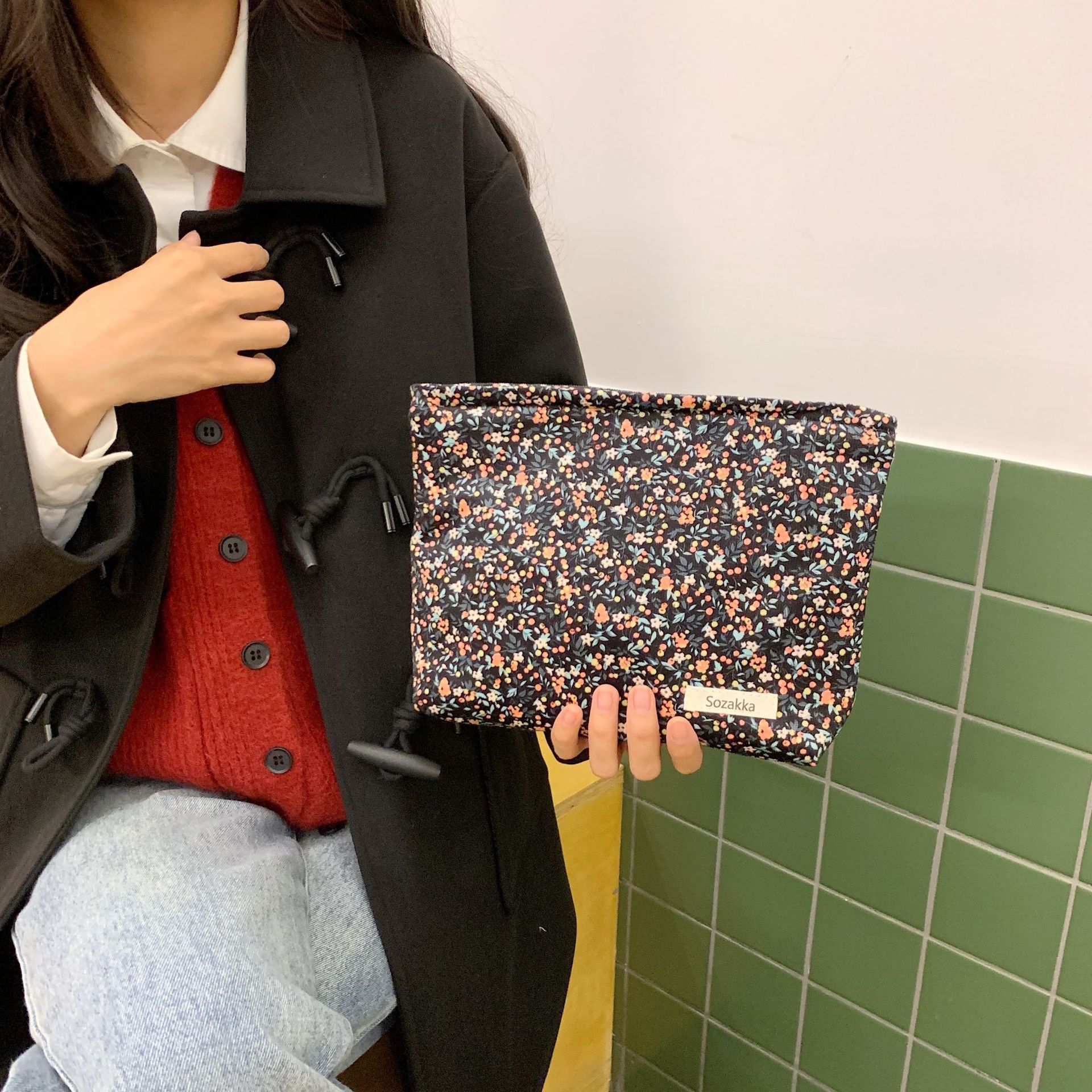 21051 InS-style retro small floral makeup bag, corduroy lipstick storage bag, portable toiletry bag Application Scenario