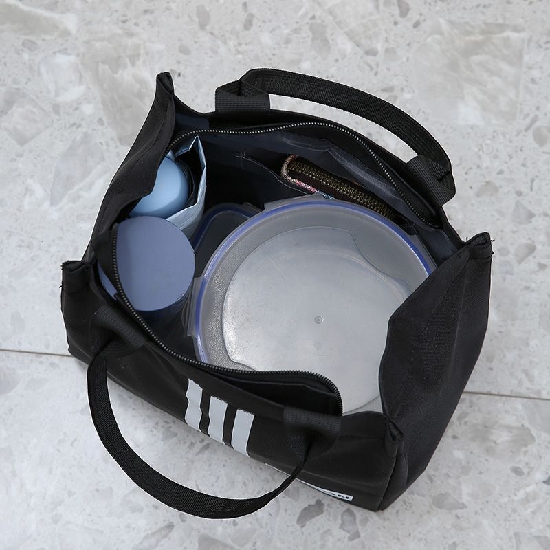 The new cosmetic bag features a high level of appearance. It is a Korean-style sporty hand-held travel, toiletries, storage, mommy bag, and commuting lunch box bag Application Scenario