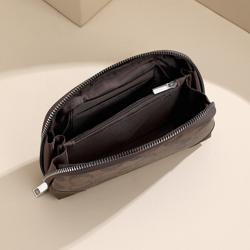 The new hand-held wallet for women is a long, simple, large-capacity zipper shell bag and a hand-held bag for mom. It can hold a mobile phone Application Scenario