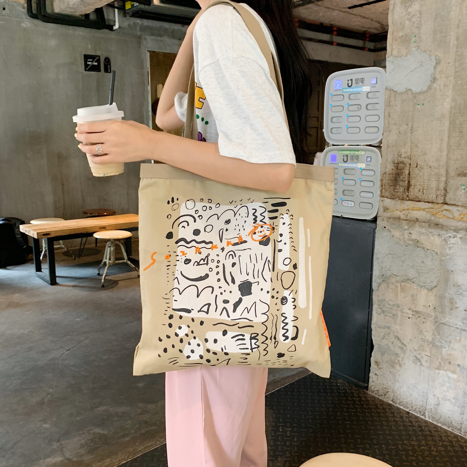 【 In Stock 】26102 letter graffiti printed canvas bag, large-capacity single-shoulder hand-carry shopping bag Tote from South Korea Application Scenario