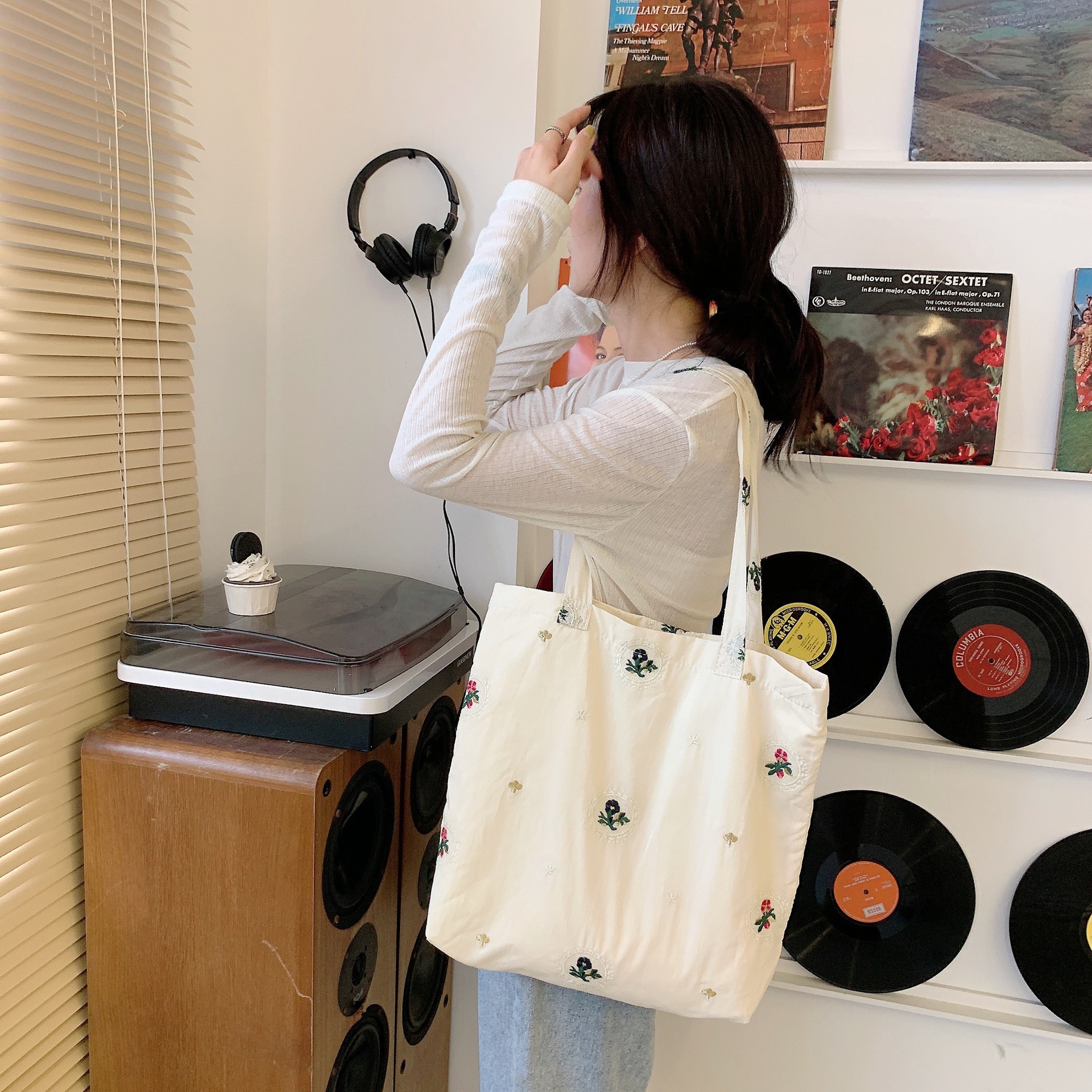 27192 Bag, women's embroidered flower canvas bag, trendy French girl single-shoulder armpit bag, college student cloth bag details Picture