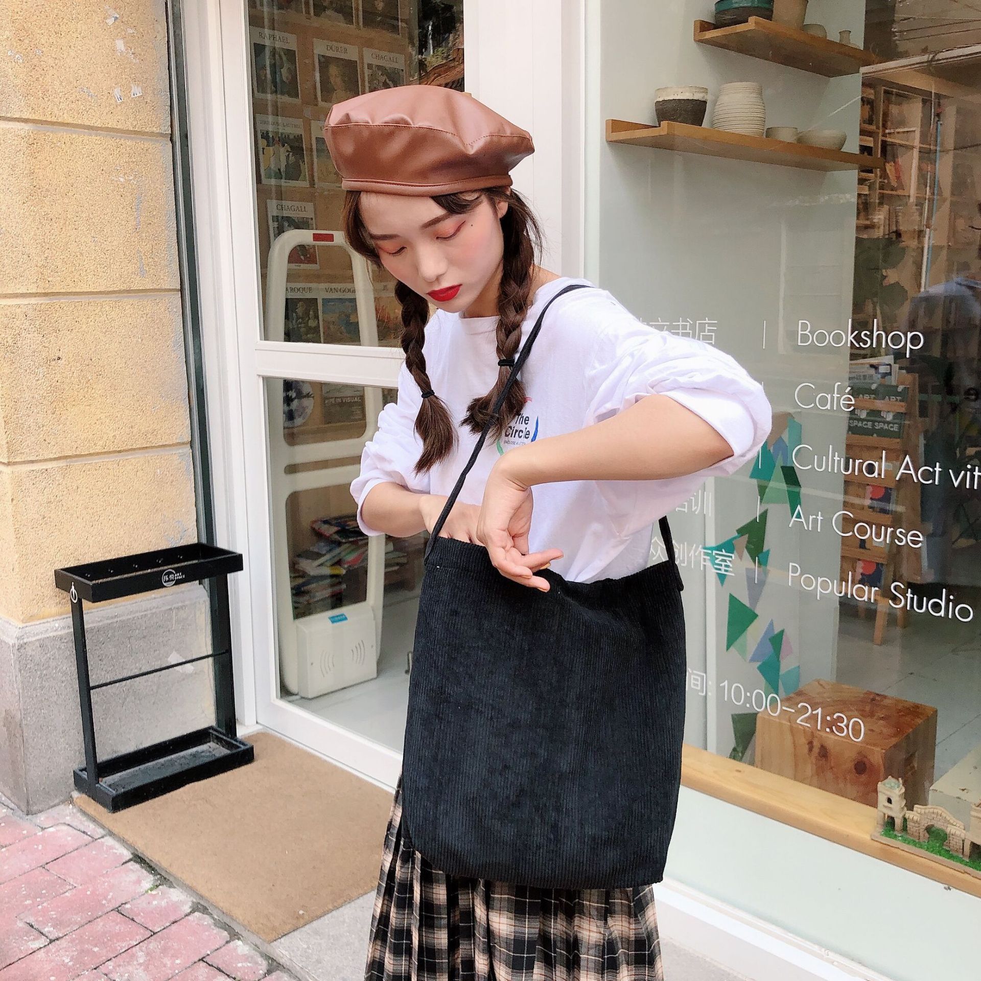 26151 Retro corduroy pure black single-shoulder crossbody bag, Korean-style student art cloth bag, large capacity tote bag Specification drawing