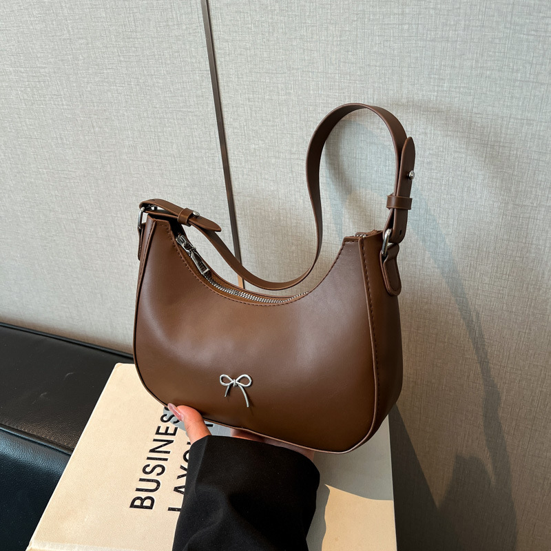 Fashionable hand-held shoulder bag 2025 new cross-border retro simple and versatile crossbody bag for women, crescent-shaped underarm bag for women Application Scenario
