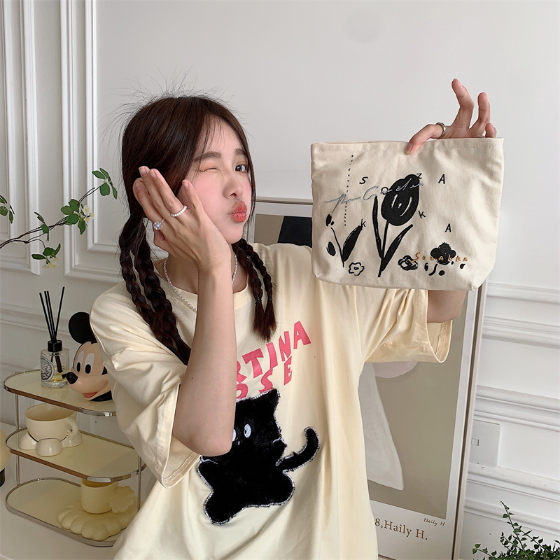 35141 Japanese-style flower-embroidered new portable large-capacity makeup bag, outboard bag, canvas lipstick storage bag Application Scenario
