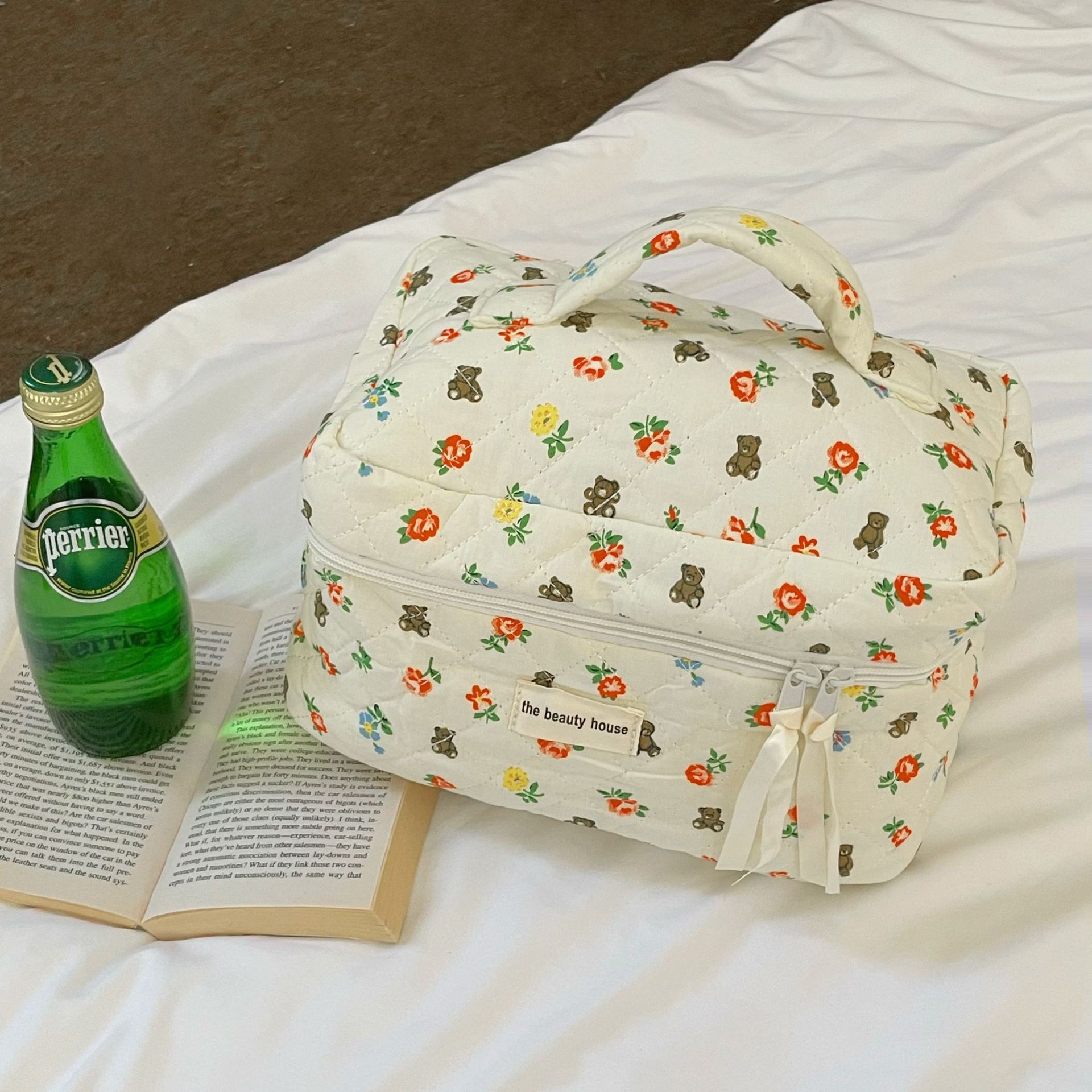 Cute little bear flower skin care and cosmetics storage bag, travel portable large-capacity toiletry bag, miscellaneous storage bag details Picture