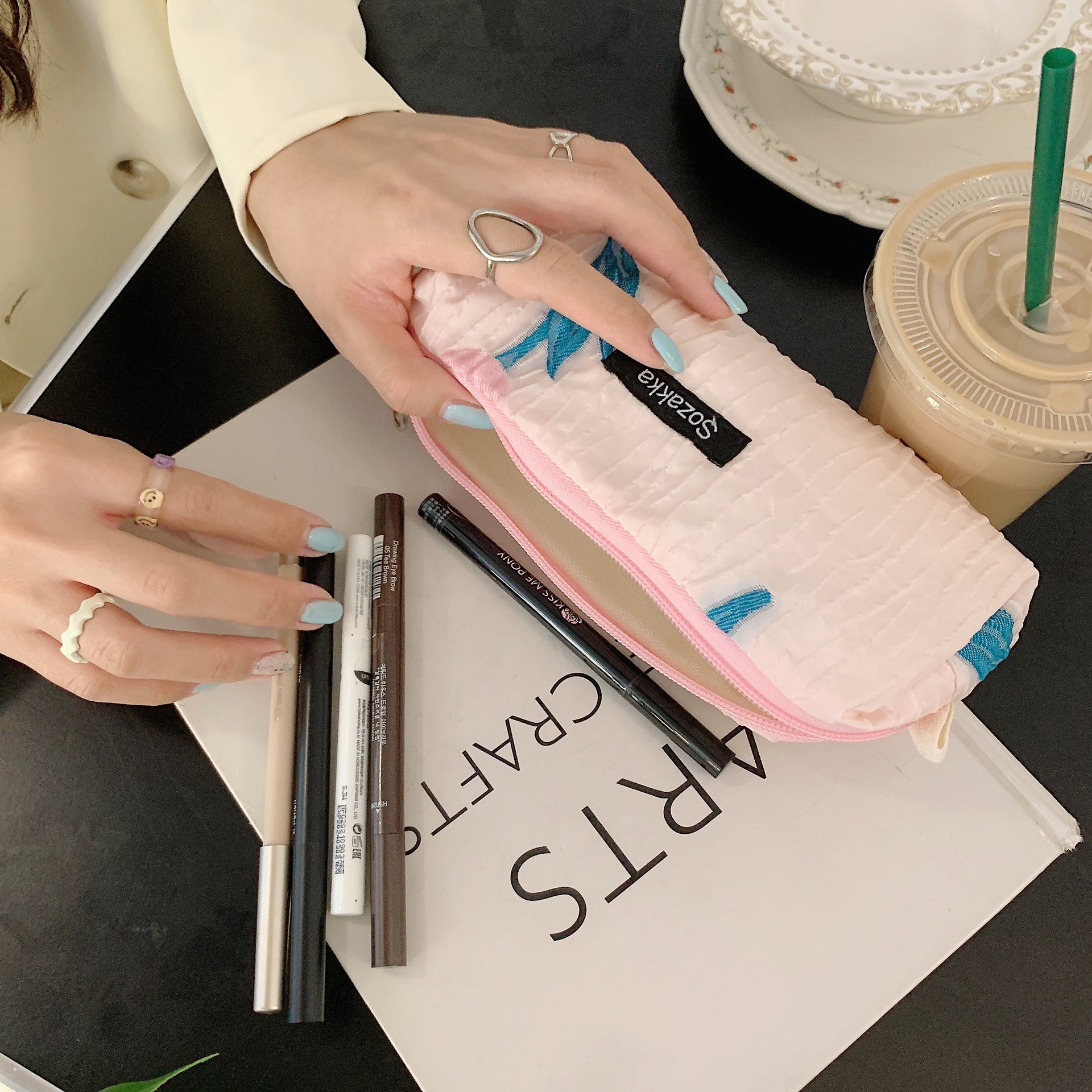25242 French jacquard texture tulip contrasting color pleated portable cosmetic bag, simple stationery bag for students' classes Application Scenario