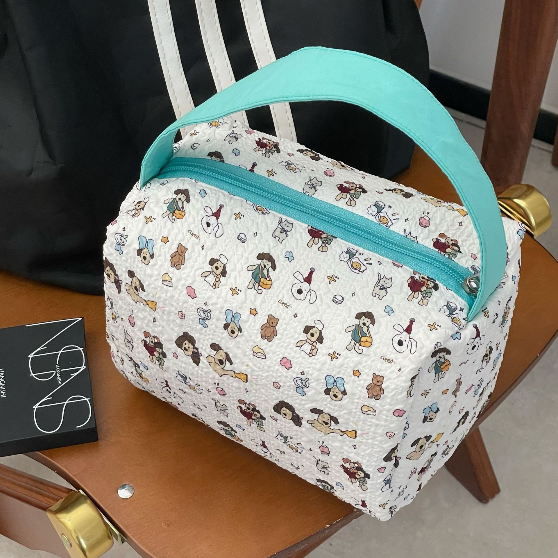 Super cute three-dimensional handbag ~ Cartoon dog hand-held makeup bag 2025 new style portable cosmetics storage bag Application Scenario