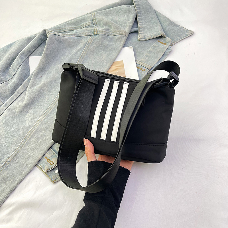 New lightweight and simple crossbody bag, a trendy and casual portable handbag with three horizontal stripes. Wholesale of fashionable single-shoulder bags details Picture