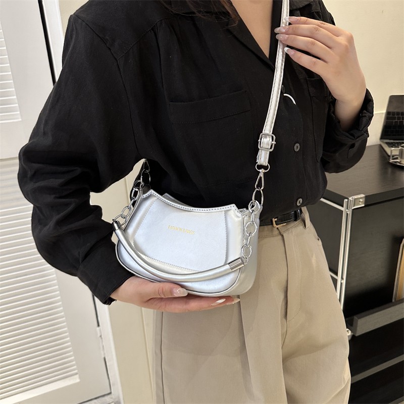 Simple and casual small square bags are selling well. New fashionable women's single-shoulder armpit bags and stylish crossbody small bags are available for wholesale Specification drawing