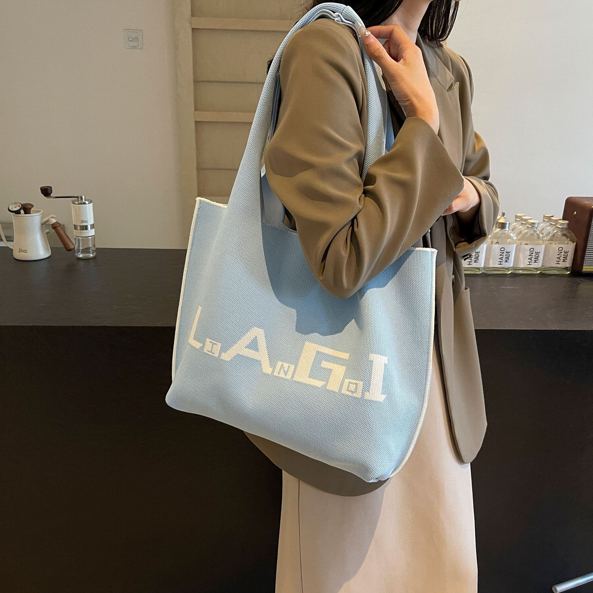 Knitted bag, simple and large-capacity single-shoulder bag, fashionable striped bucket bag for students going out, new tote bag for commuting to work full figure
