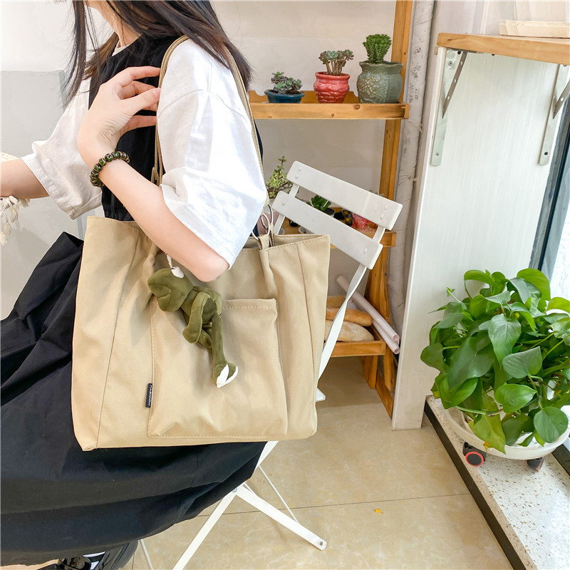 The 2022 new trendy, simple and casual single-shoulder bag and handbag for women, as well as the tote bag for students' classes Application Scenario