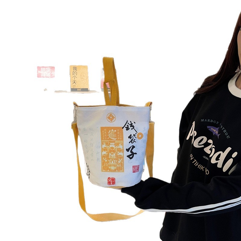 A new Chinese-style crossbody bag, a golden snake New Year's Eve gold ingot, a hand-held shoulder bag for making money and getting rich quickly, and a cloth bag for traveling and shopping Item Picture