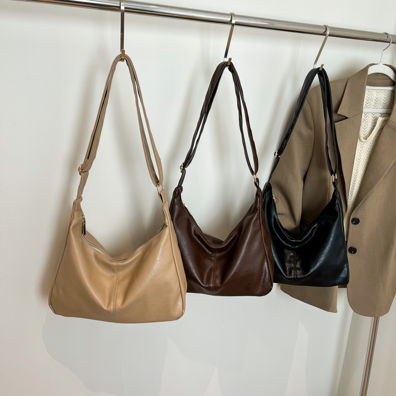 The large-capacity solid-color bag for women, the new 2025 simple single tote bag, is fashionable, casual and versatile. The crossbody bag for women is selling well full figure