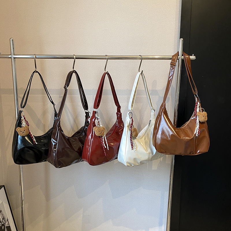 A versatile and simple crossbody bag for women, a new retro and fashionable tote bag for the 2024 autumn and winter season, a Korean-style solid color and high-quality single-shoulder bag full figure