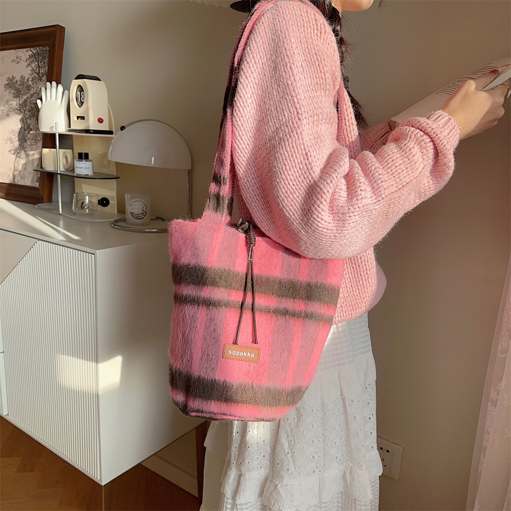 312182 woolen bucket single-shoulder underarm bag for women's autumn and winter new retro large-capacity commuter tote bag full figure