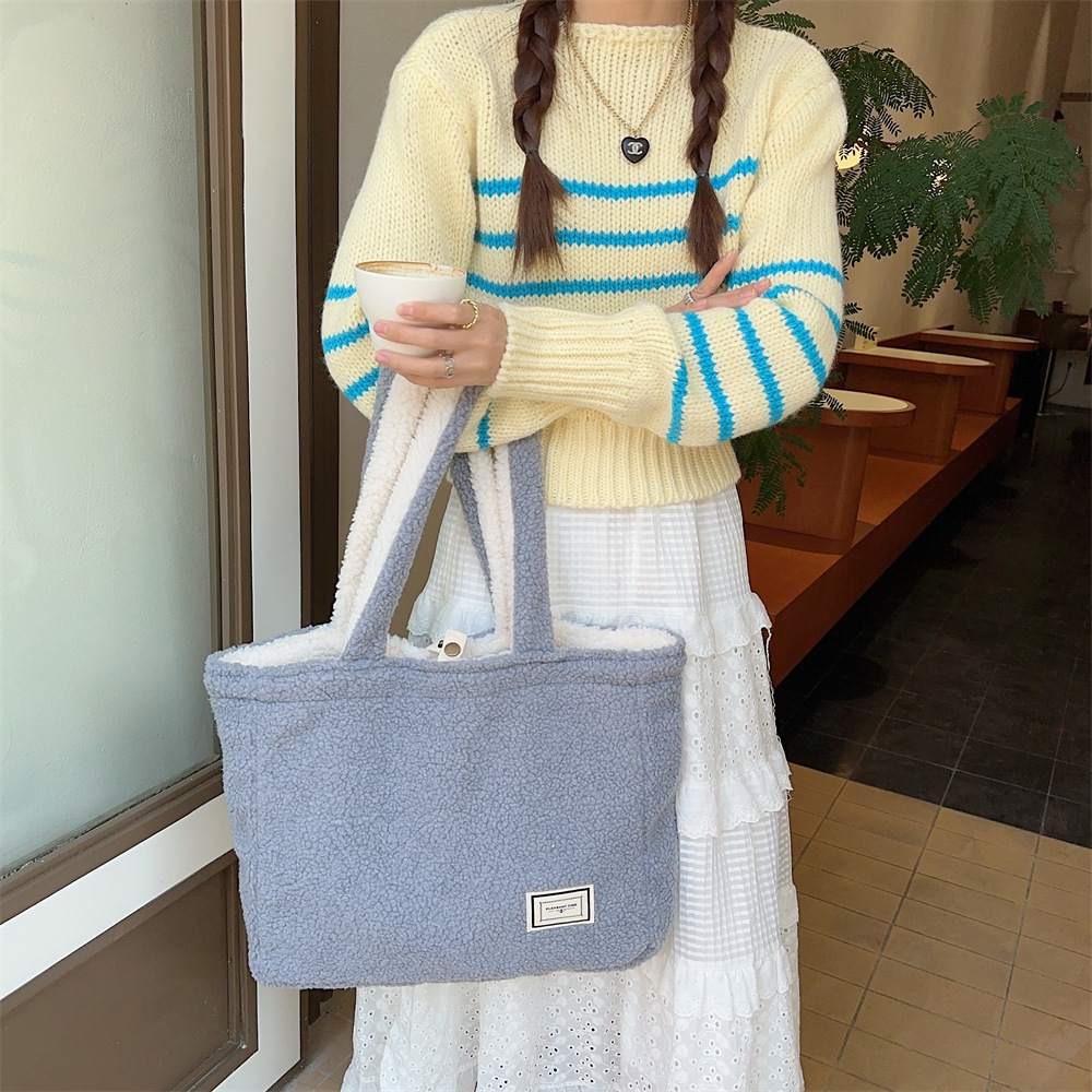310232 Autumn and Winter Plush Bag for Women 2023 New style, front and back dual-purpose lambskin large capacity tote bag for single shoulder details Picture