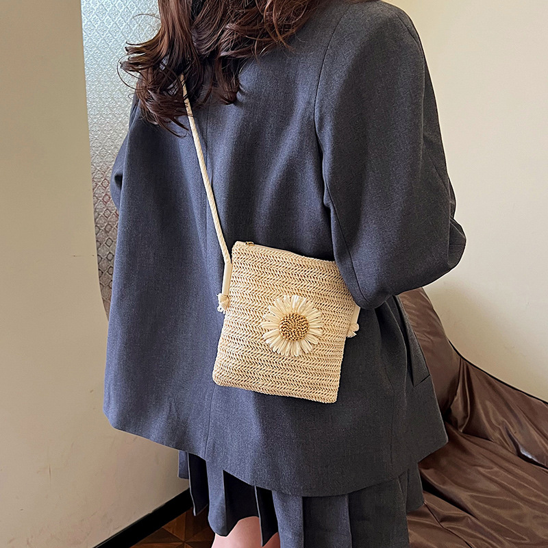A new casual and simple woven bag, a mini phone bag made of flower grass, is a versatile student handbag that is selling well among women details Picture