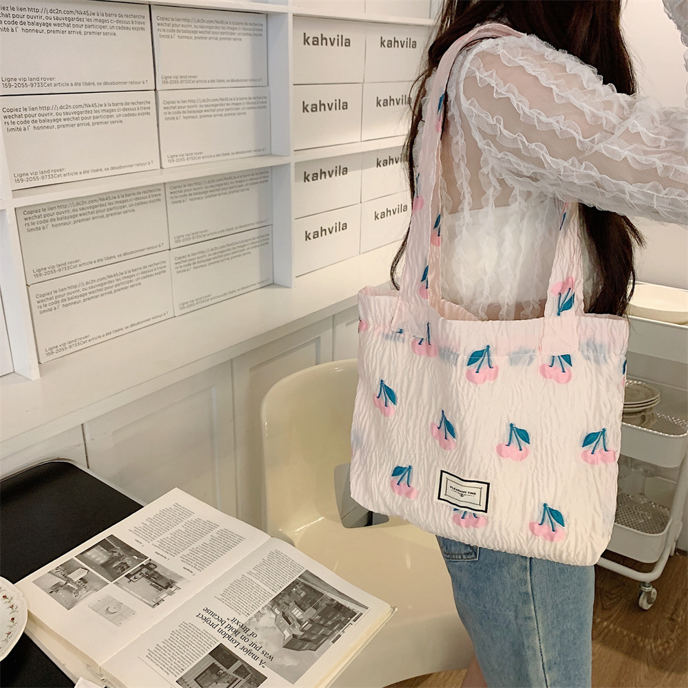 25247 embossed Cherry large-capacity portable bag, hand-held bag, storage bag, ladies' tote bag, single-shoulder pull-out shoulder strap Application Scenario