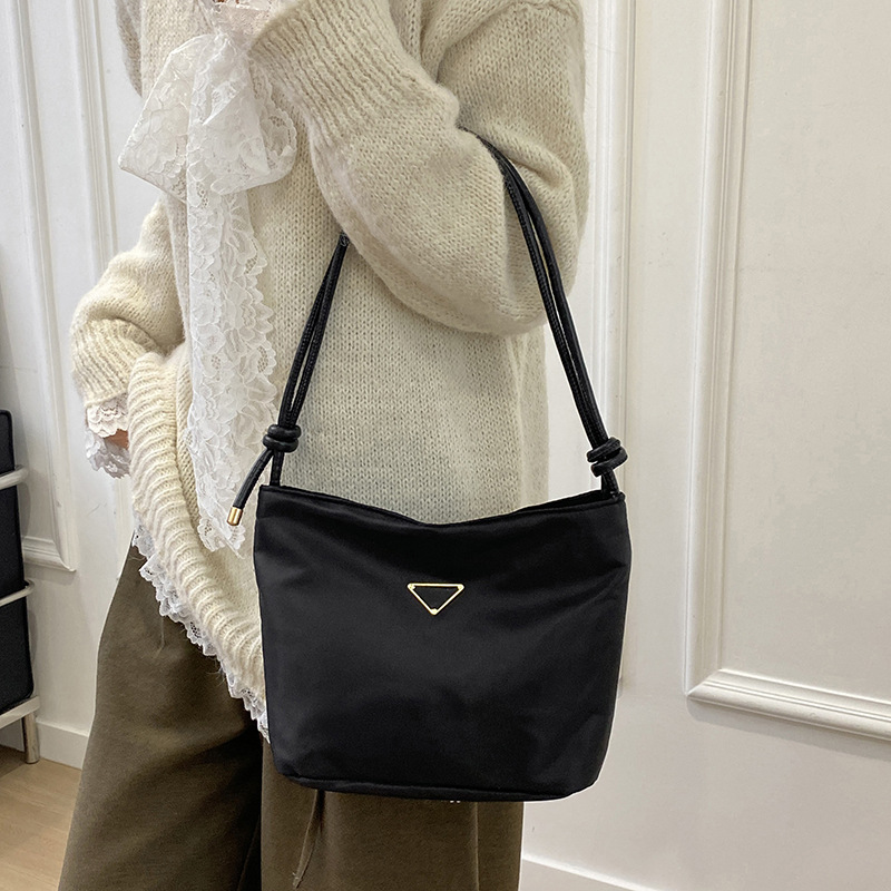 2025 New Korean-style fashionable and niche single-shoulder bag, hand-held trendy and casual bucket bag, women's commuting crossbody bag for work details Picture