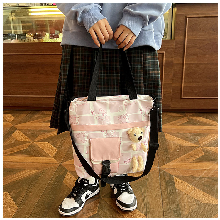Cute large-capacity tutorial bag for girls, new simple nylon hand-held tutorial bag for junior high school and primary school students, crossbody bag wholesale Application Scenario
