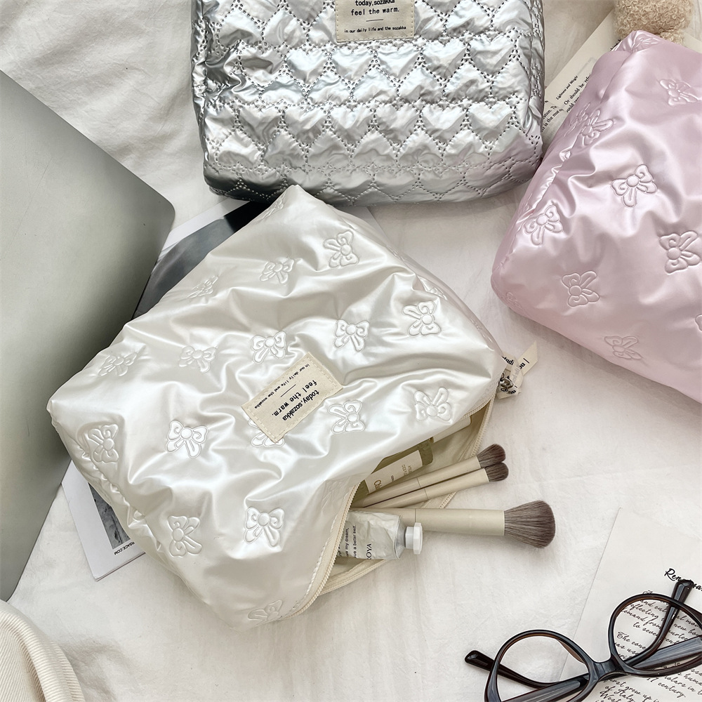 41242 InS-style bow pu cotton-padded storage bag for miscellaneous items, makeup bag for going out, portable touch-up bag Application Scenario