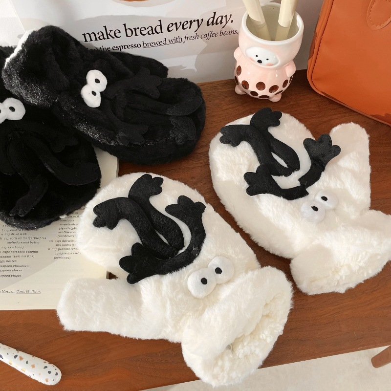 Cute and funny little coal ball plush gloves for students to keep warm during winter cycling. They are thickened with plush and hung around the neck Specification drawing