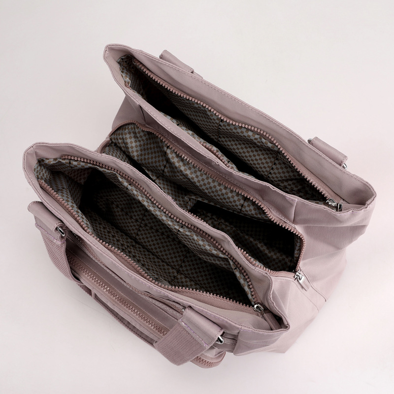 Fashionable and trendy women's bags, large-capacity single-shoulder bags, business commuting waterproof tote bags, casual hand-carry nylon travel bags Application Scenario