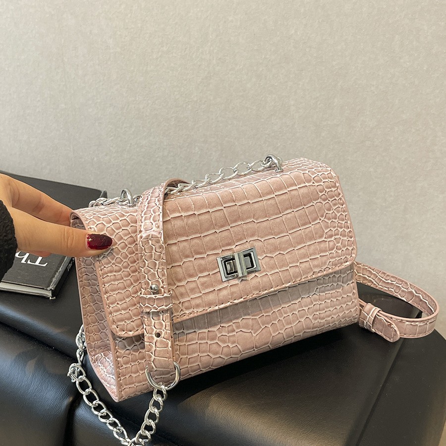 The new summer style bag for 2025 is a trendy horizontal Japanese and Korean chain small square bag. It's a versatile and popular crossbody bag Application Scenario