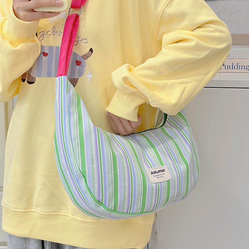Wholesale of the 2024 new style of trendy and casual bag, a fresh and simple single-shoulder crossbody bag with large capacity for class dumplings Application Scenario