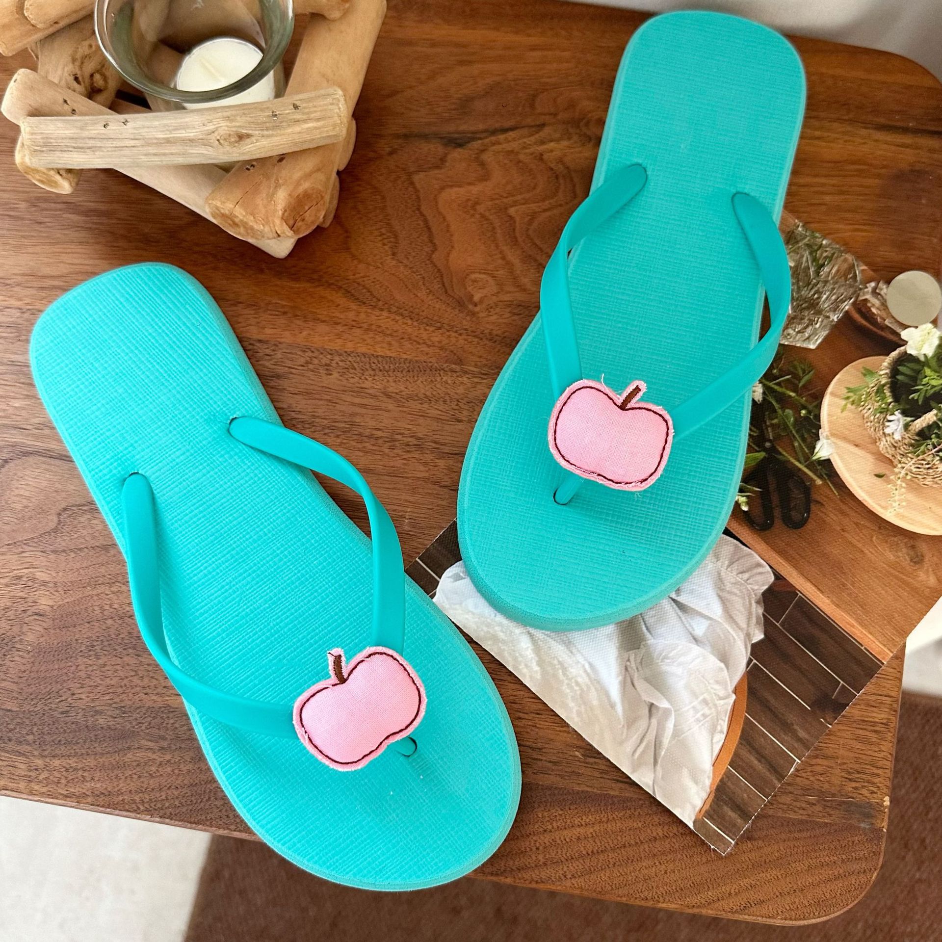 Green and pink apple herd-shaped slippers for women, sweet summer style, flip-flops, fashionable outerwear, casual flat beach slippers Specification drawing