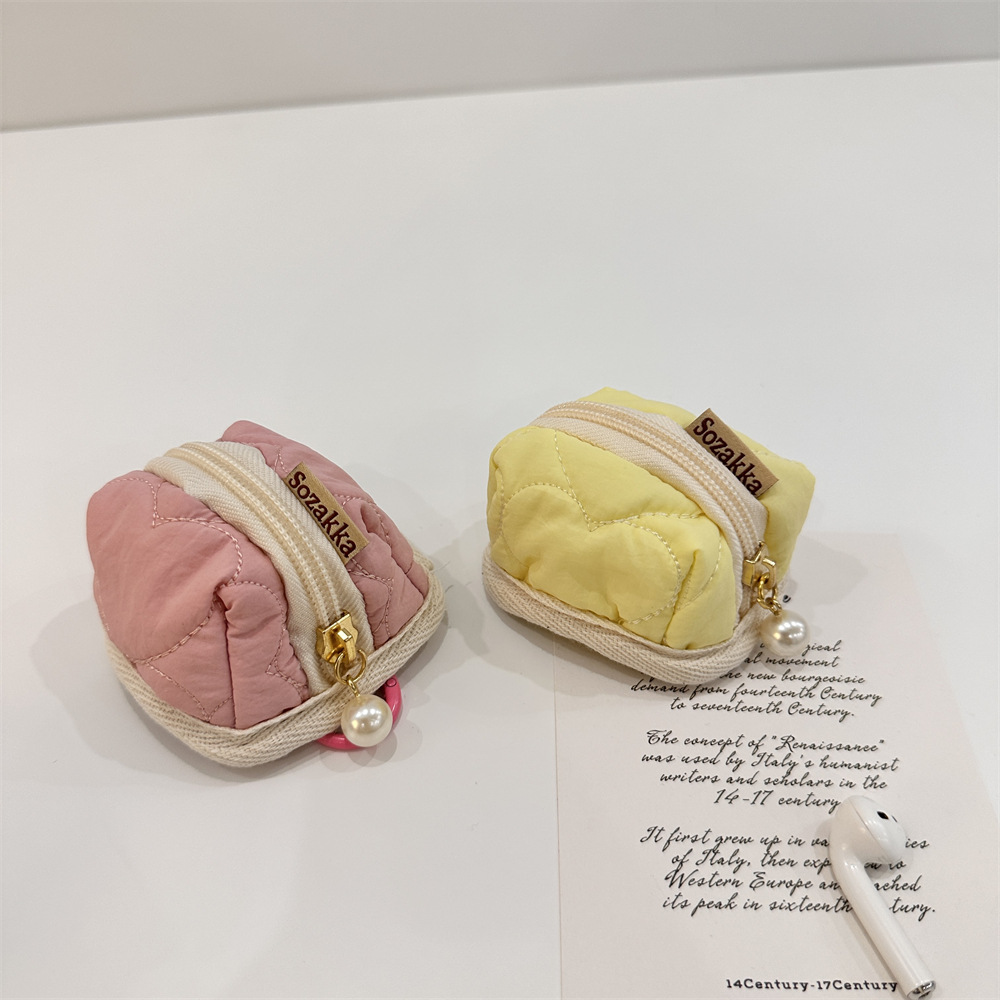 39182 Simple, heart-shaped, cute and soft, suitable airpods case, earphone case, portable small bag Application Scenario