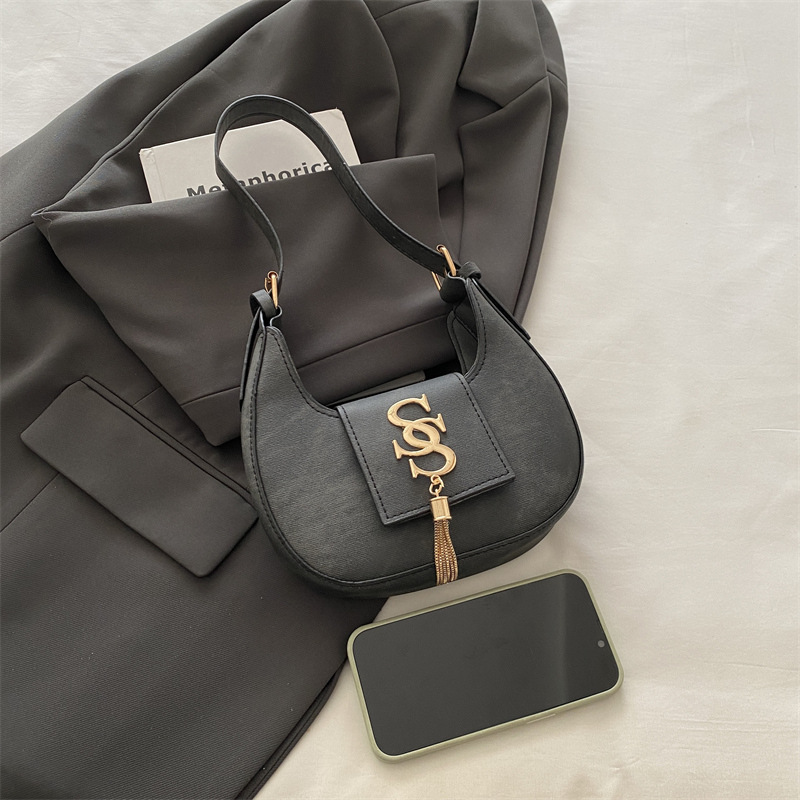 Large-capacity retro style crescent moon bag, new autumn and winter fashion fringed single-shoulder bag, light luxury and versatile underarm bag wholesale Application Scenario