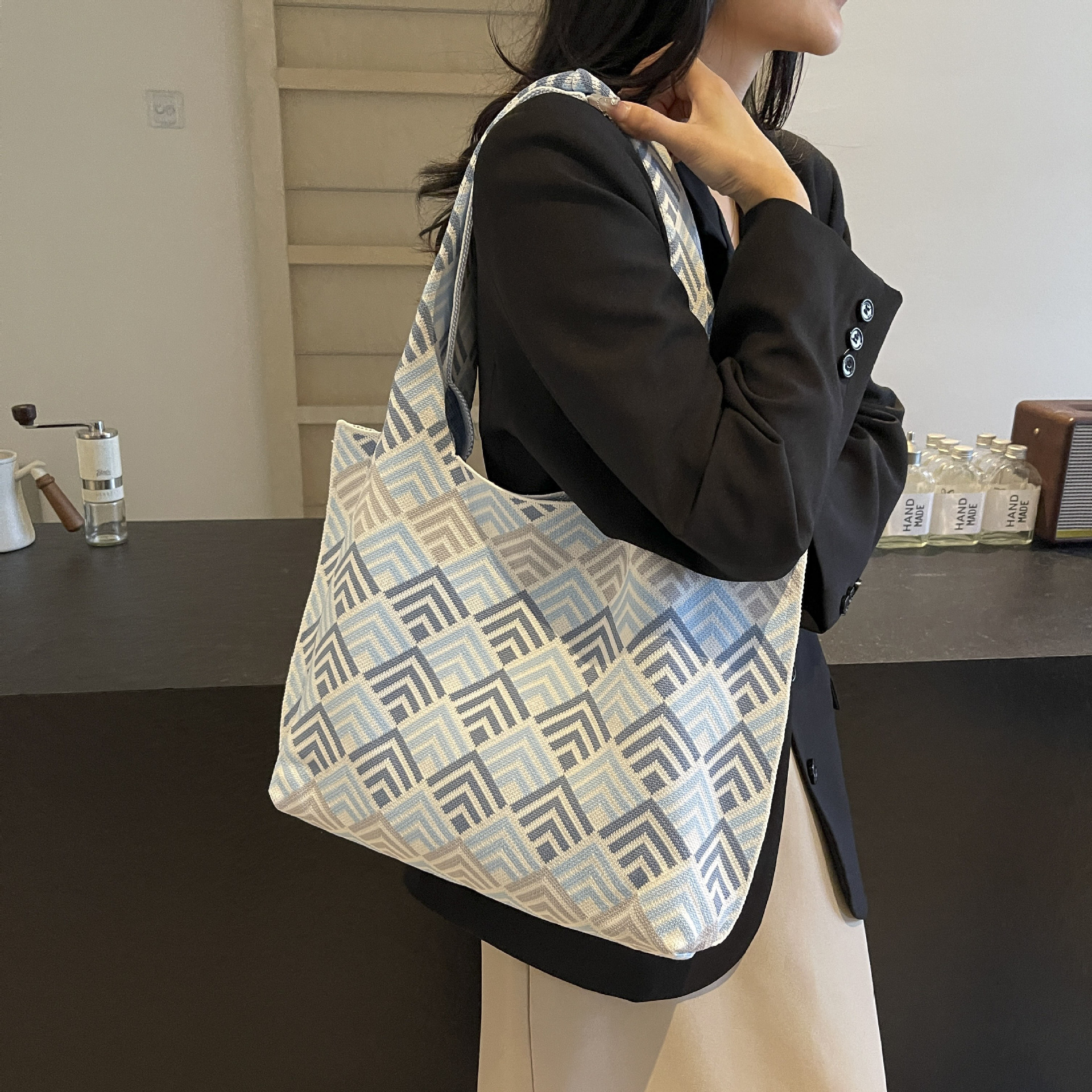 Simple and large-capacity single-shoulder bag, fashionable striped bucket bag for students going out, tote bag for commuting to work, batch full figure