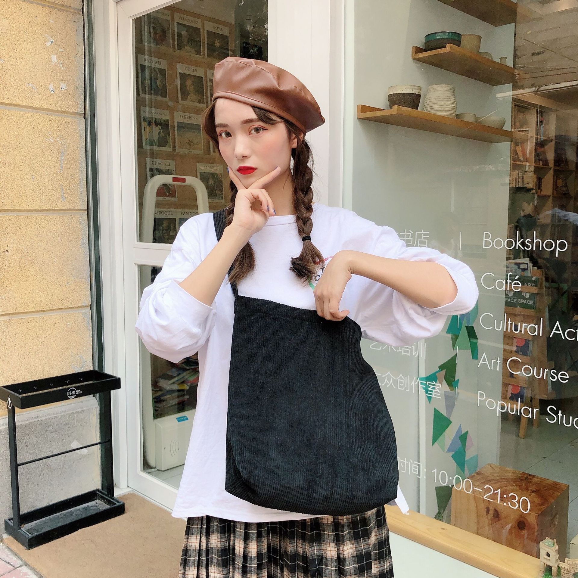 26151 Retro corduroy pure black single-shoulder crossbody bag, Korean-style student art cloth bag, large capacity tote bag Application Scenario