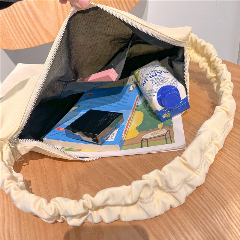 A new large-capacity women's single-shoulder bag with cross-border fashion and simplicity, a fresh and artistic crossbody bag, and a student commuting bag Application Scenario