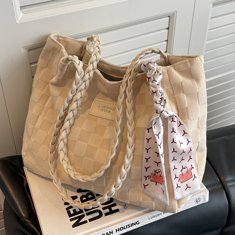 Large-capacity commuter tote bag 2023 new summer fashion large bag, women's checkered high-end and stylish single-shoulder bag full figure