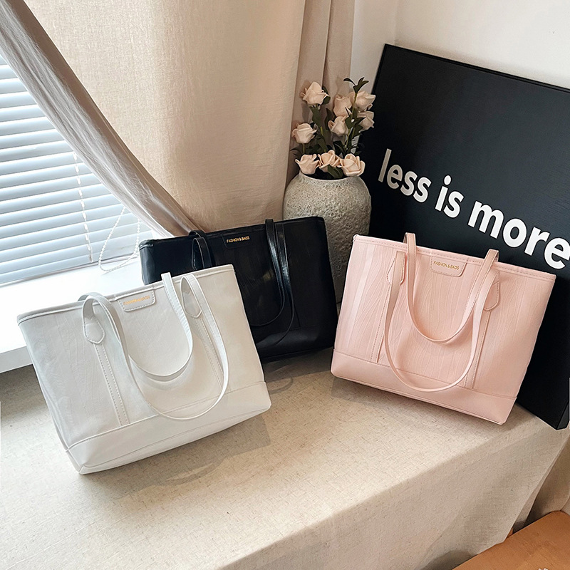 The new 2025 trendy and fashionable Korean-style tote bag with a simple and large-capacity commuting style and a unique and stylish single-shoulder bag are selling well full figure