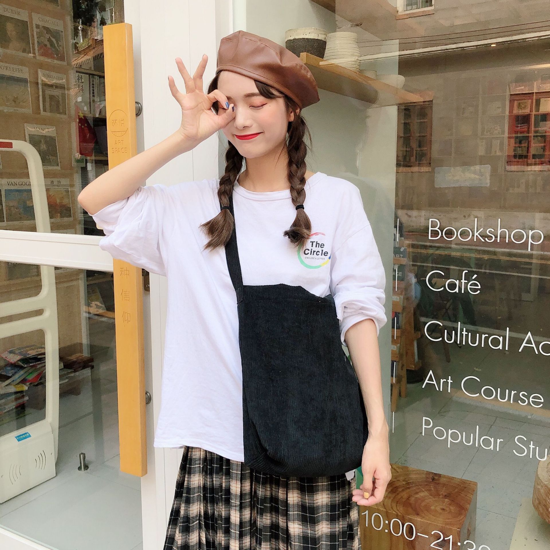 26151 Retro corduroy pure black single-shoulder crossbody bag, Korean-style student art cloth bag, large capacity tote bag details Picture