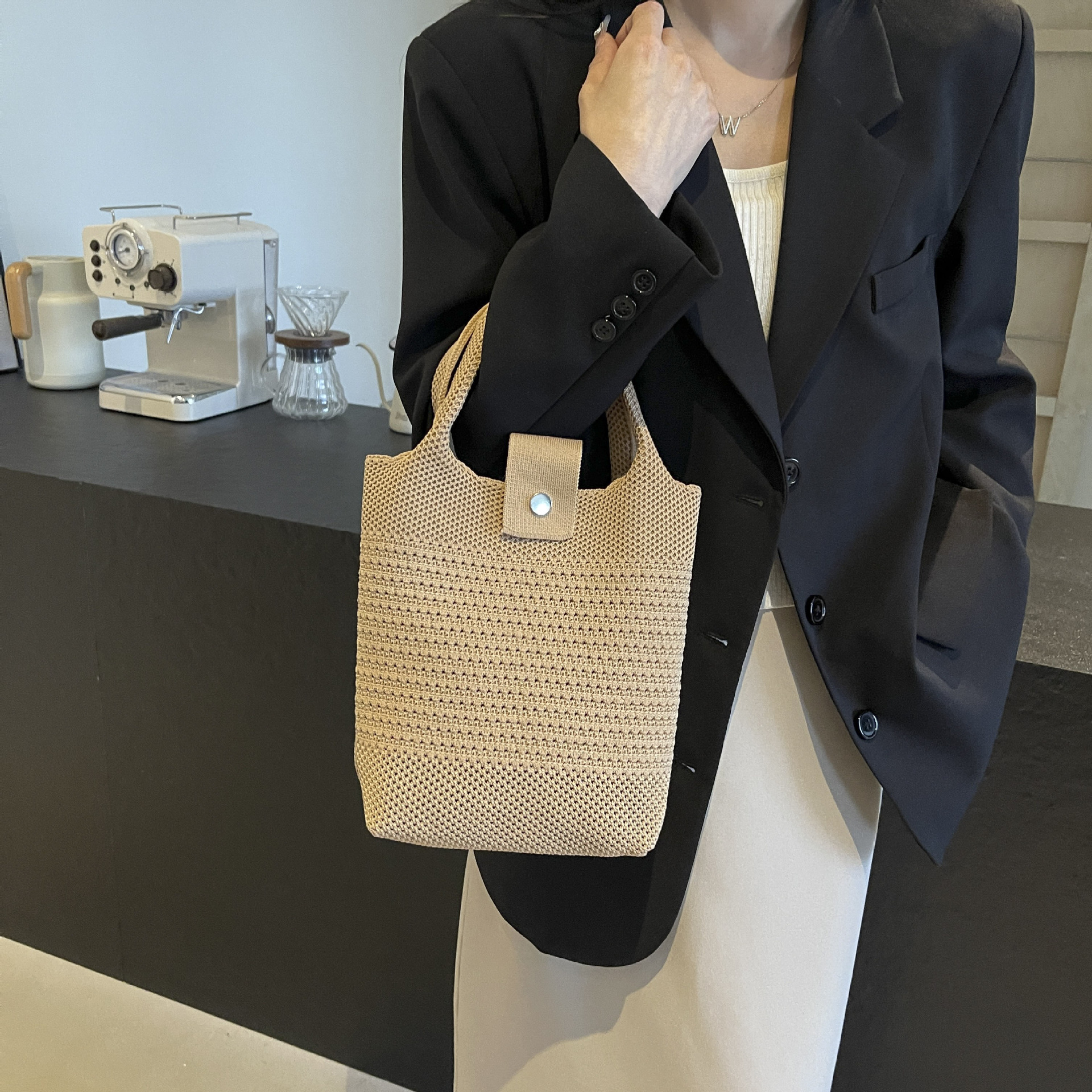Niche and stylish handbags, women's casual bags, knitted bags, simple hollowed-out bags, high-end feel, Japanese and Korean bags, ins style full figure
