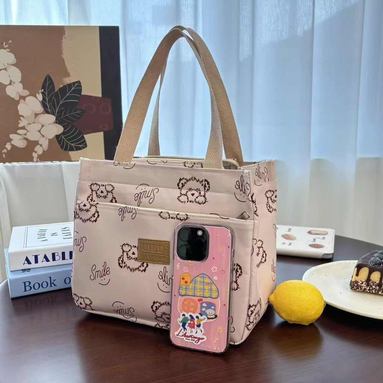 Large-capacity, compact lunch box bag, simple canvas handbag for office workers, bento bag, handbag, versatile new style for students Application Scenario
