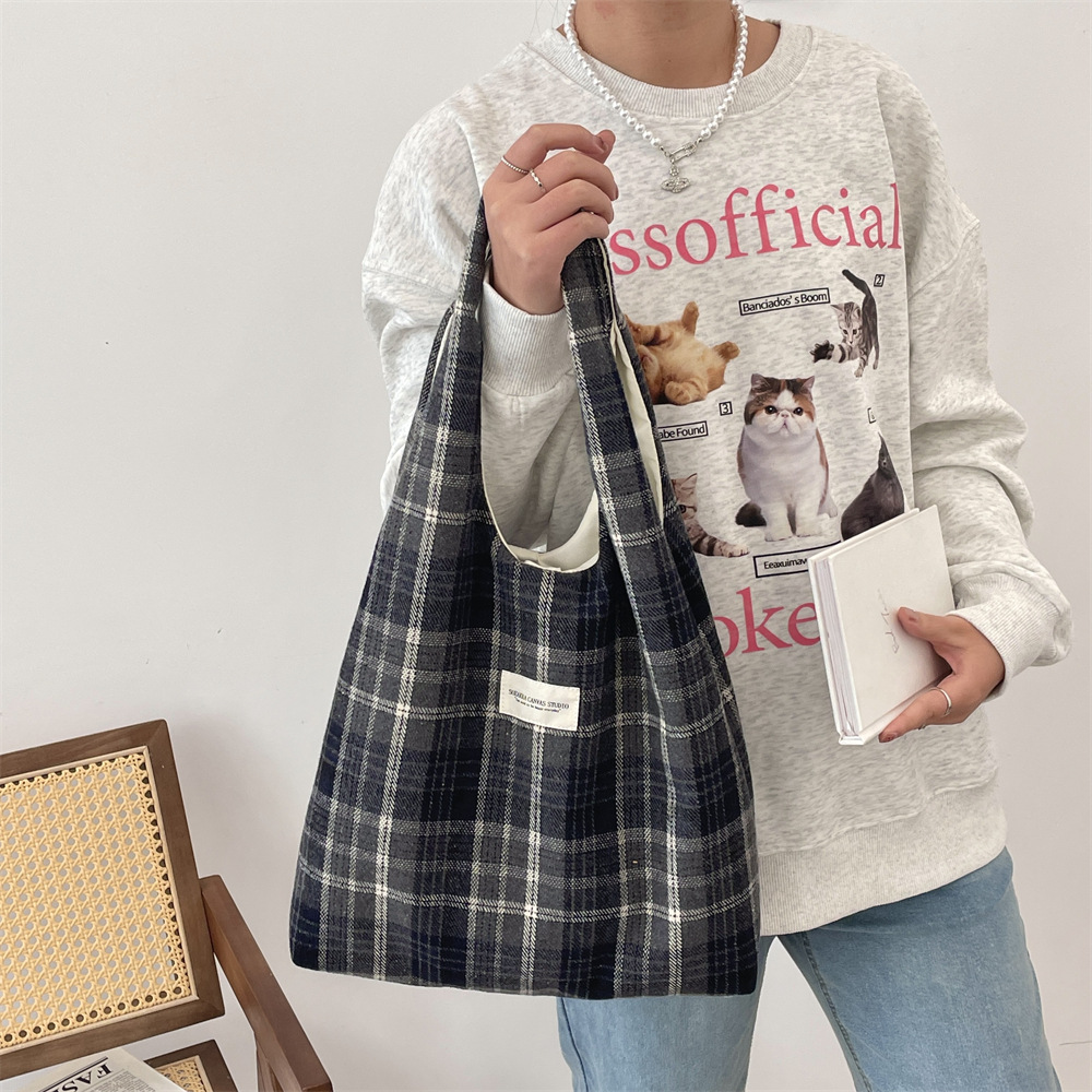 410262 Autumn and winter woolen single-shoulder bag for women, retro checkered tote bag, large capacity, simple commuting canvas bag Application Scenario