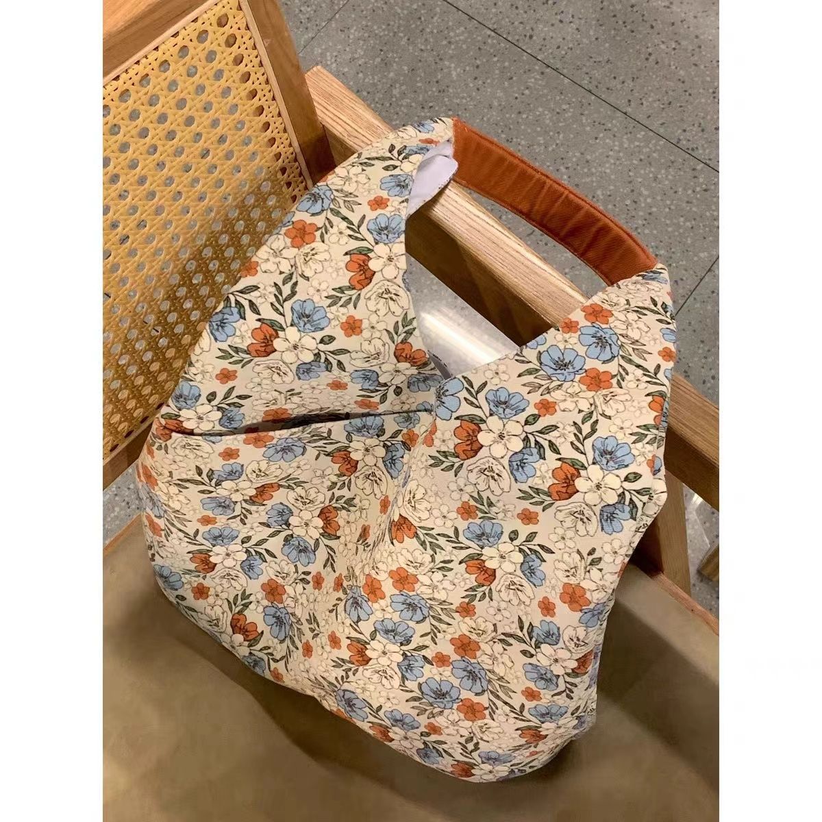 Japanese-style Hong Kong-style design small floral single-shoulder bag 2024 new model, high appearance level, versatile retro large capacity tote bag full figure